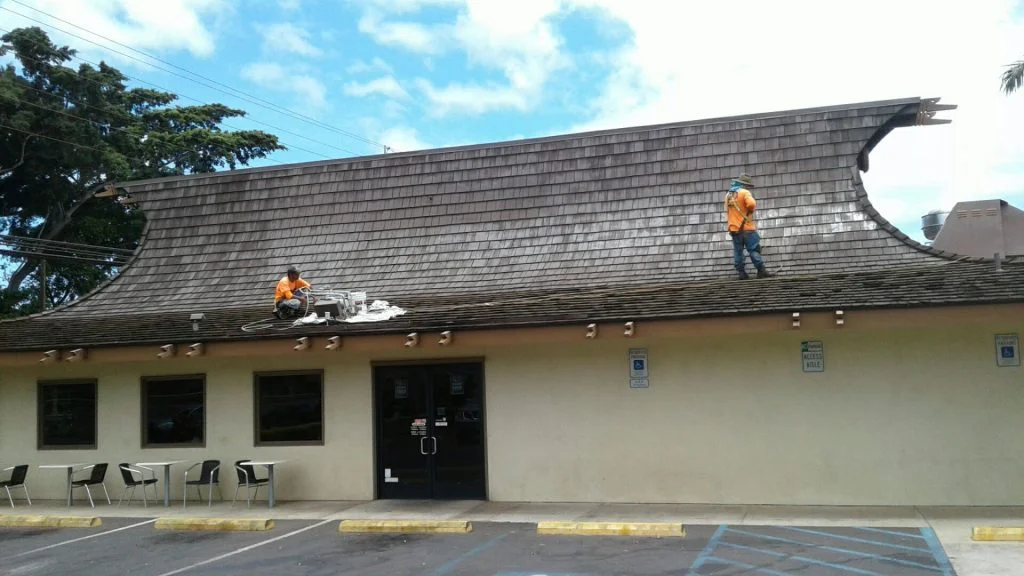 maui workers working on roof